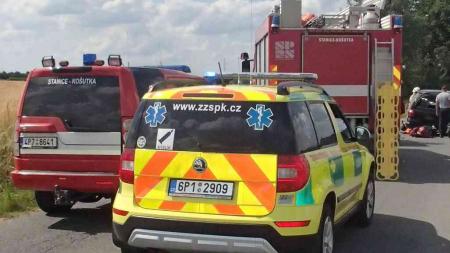 Vážná nehoda v Tymákově, řidič auta nepřežil střet s kamionem!