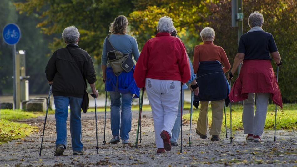 Centrální obvod připravil pro seniory vycházky Nordic Walking