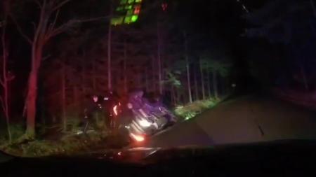 VIDEO: Řidič ujížděl policistům! Nezvládl řízení a havaroval do příkopu
