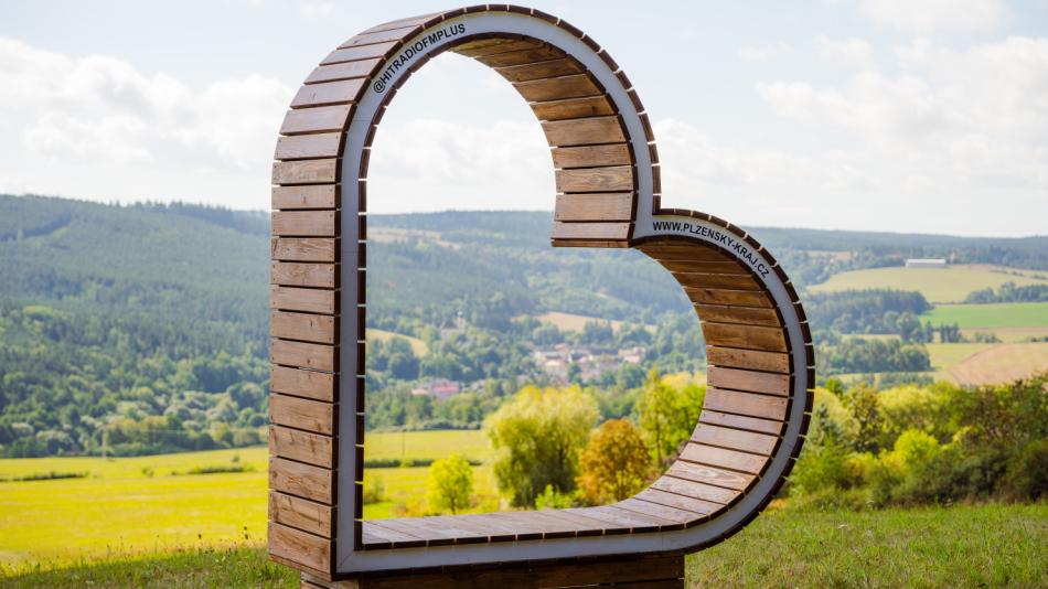 Plzeňský kraj má druhý fotopoint ve tvaru srdce. Originální lavička je umístěna v Nečtinech