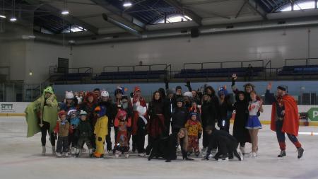 Malí bruslaři se rozloučili s letošní sezónou karnevalem na ledě