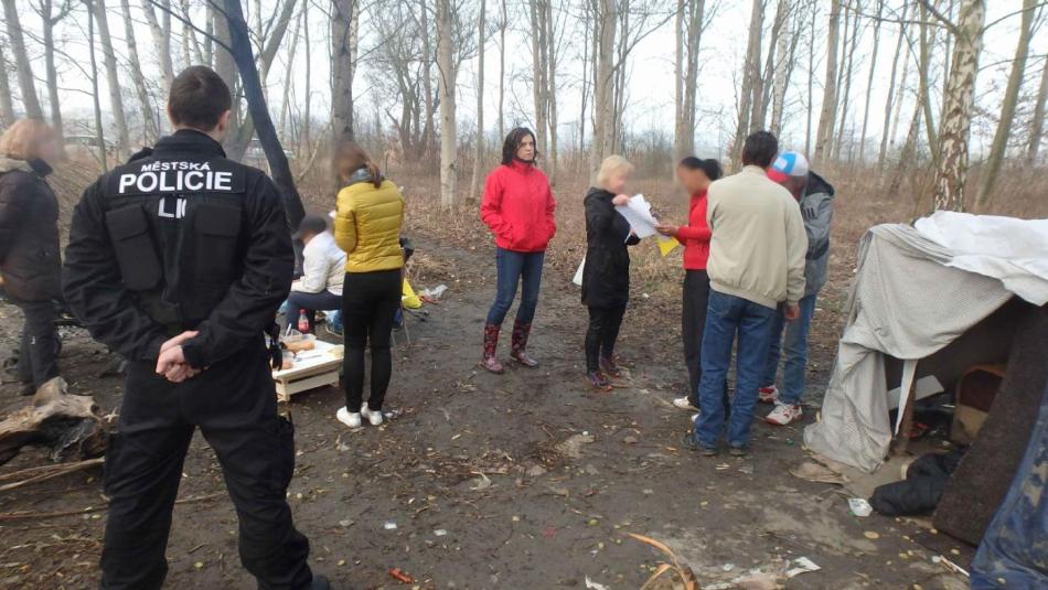 Začne přituhovat, bezdomovci jsou v ohrožení. Města i charity jim chystají pomoc