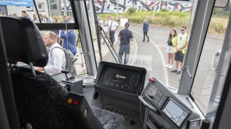 Na testovacím polygonu v Plzni jezdí chytrá tramvaj, dokáže komunikovat s okolím