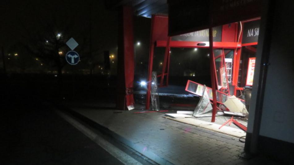 Opilý mladík se zmocnil vozidla a projel skleněnými dveřmi supermarketu