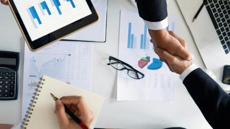 Sliby nové české vlády – bude se spíše šetřit nebo utrácet?