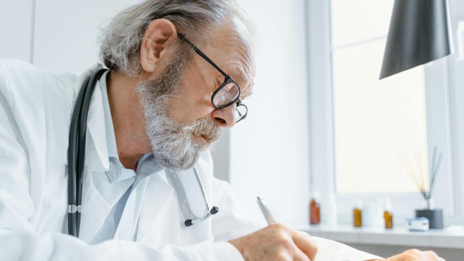 Karlovarský kraj podpořil další desítku praktických lékařů nad 65 let