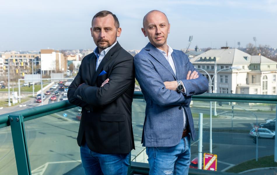 EURONOVA GROUP získává majoritní podíl ve společnosti ERFLEX a.s., významném hráči v oblasti navigačních reklamních systémů