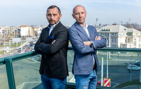 EURONOVA GROUP získává majoritní podíl ve společnosti ERFLEX a.s., významném hráči v oblasti navigačních reklamních systémů