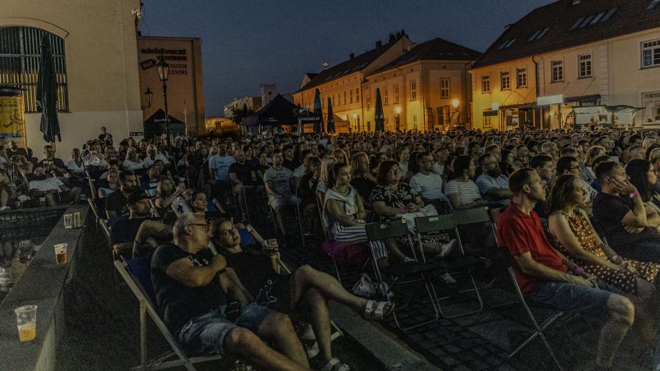 Plzeňské filmové večery 2025 přinesou letní kino do galerie, stodoly, kaváren i pivovarů