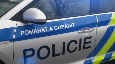 Muž se vloupal do auta, ale nenašel klíč, aby odjel. Pak počkal na policisty