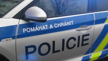 Bez řidičských průkazů v autech, kterými upoutali policisty. Jedeme do servisu, tvrdila dvojice