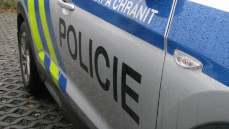 Muž se snažil zabránit střetu s autem, skončil ve svodidlech. Policisté hledají svědky nehodu u Plzně!