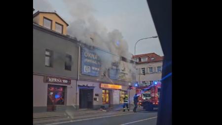VIDEO: V jednom z domů v Plzni na Slovanech hořelo, 13 lidí skončilo v nemocnici!