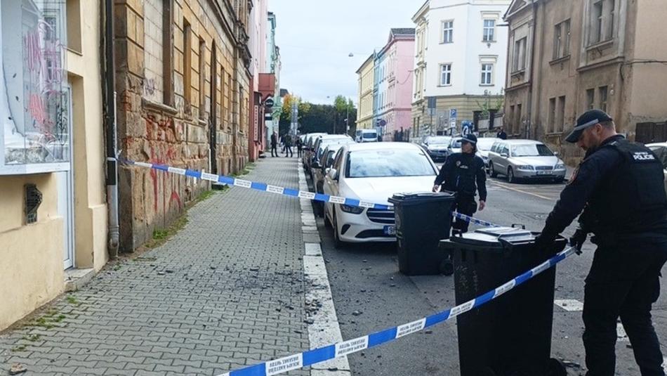 Kousek od tragédie. Spadlá omítka z domu ale naštěstí poškodila jen zaparkované auto