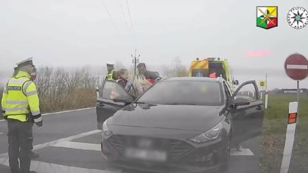 Rodíme, zastavil policisty na dálnici řidič auta