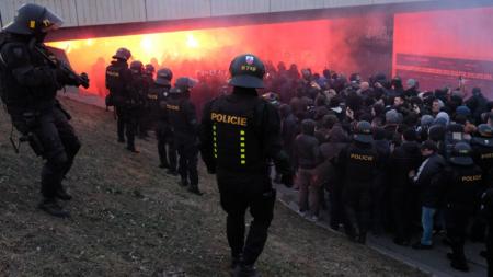 Chuligáni řádili na stadionu, policisté řeší případy použití pyrotechniky