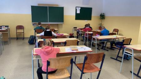 Školáci ve většině Česka mohou od úterý odložit roušky