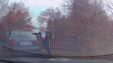 VIDEO: Zběsilá jízda u Františkových Lázní: Řidič bez řidičáku ujížděl policii, zastavil ho až varovný výstřel