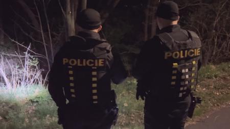 AKTUALIZOVÁNO: Muž z Karlovarska uškrtil ženu a následně se pokusil o sebevraždu: Zadržela ho policie