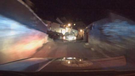 Řidič ujížděl policistům přes pole i les,  zastavil ho až varovný výstřel
