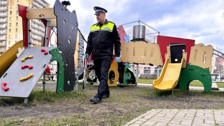 Městská policie Chodov se zapojila do akce Jehla: Pomáhá jim nový detektor kovů