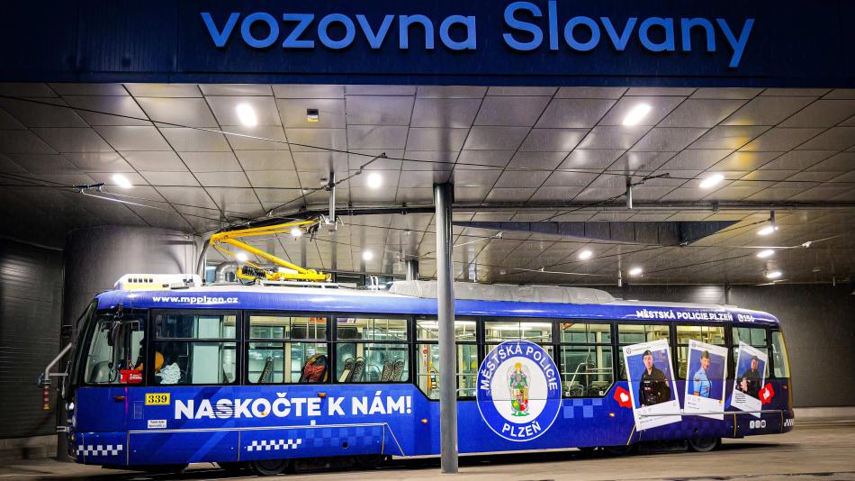 Po Plzni se projíždí tramvaj v barvách městské policie