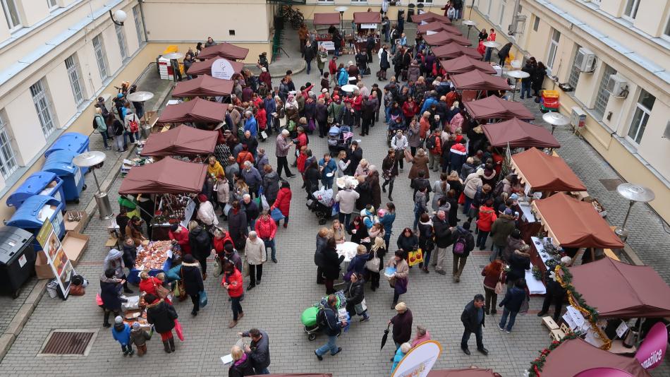 Přijďte se podívat na vánoční trhy na Krajském úřadě Plzeňského kraje