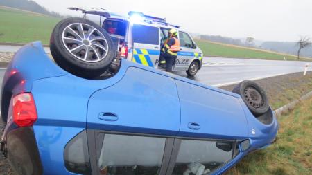 Sedla za volant s třemi promilemi a převážela dítě! Auto převrátila na střechu