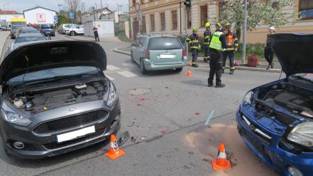 Policisté hledají svědky nehody na křižovatce. Oba řidiči tvrdí, že jeli na zelenou