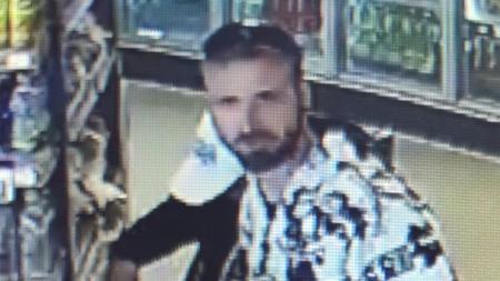 Z čerpací stanice zmizely datové kabely a vysoušeč na ruce. Poznáte muže na fotce?