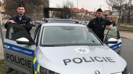 V obchodě zkolabovala mladá žena. Zachránili ji policisté vracející se z výcviku!