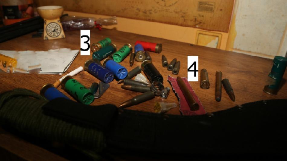 V bytě mrtvého muže našli policisté zbraň, náboje i výbušniny!