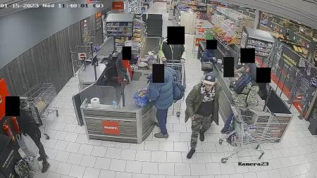Zloděj vytáhl na prodavačku supermarketu teleskopický obušek