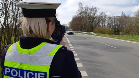 Krajští policisté zkontrolovali o prvním prázdninovém víkendu více než tisíc vozidel