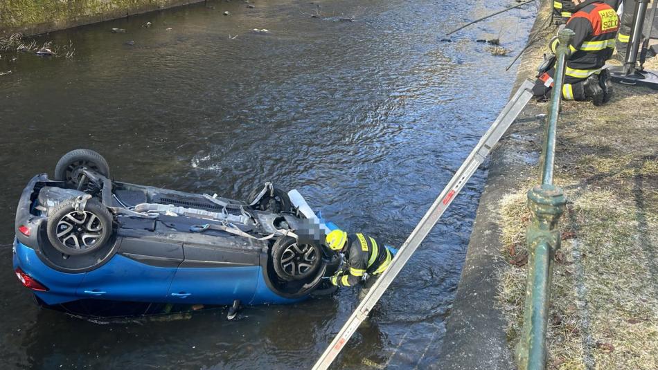 VIDEO: Kuriózní nehoda v Karlových Varech: Řidička zaparkovala auto na střeše v řece