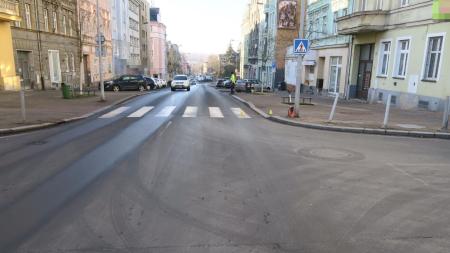 Neviděli jste dopravní nehodu v Karlových Varech? Policisté pátrají po svědcích