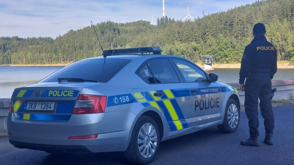 Policisté zpřísňují kontroly u vodní nádrže Horka. Pomáhá jim i čtyřkolka