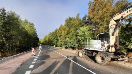 Zloděj si z rozestavěné silnice odnesl 15 dopravních značek i s podstavci