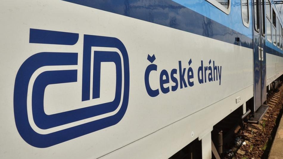 Aktualizujeme: U Ejpovic usmrtil vlak mladíka, hasiči museli evakuovat 139 cestujících!