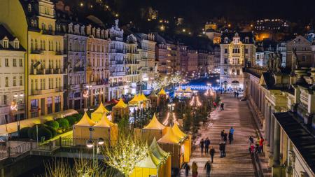V Karlových Varech začínají vánoční trhy. U lázeňského hotelu Thermal se rozzáří vánoční strom