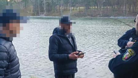 Tři cizinci rybařili i přes zákaz. Jen se díváme, zkoušeli oklamat strážníky
