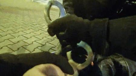 Agresivní opilec skončil na záchytce a v poutech, aneb Tohle bylo vážně „přes čáru“
