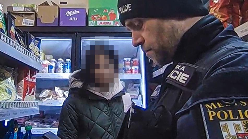 Pachatelku krádeže cigaret museli strážníci ztotožnit podle žákovské knížky