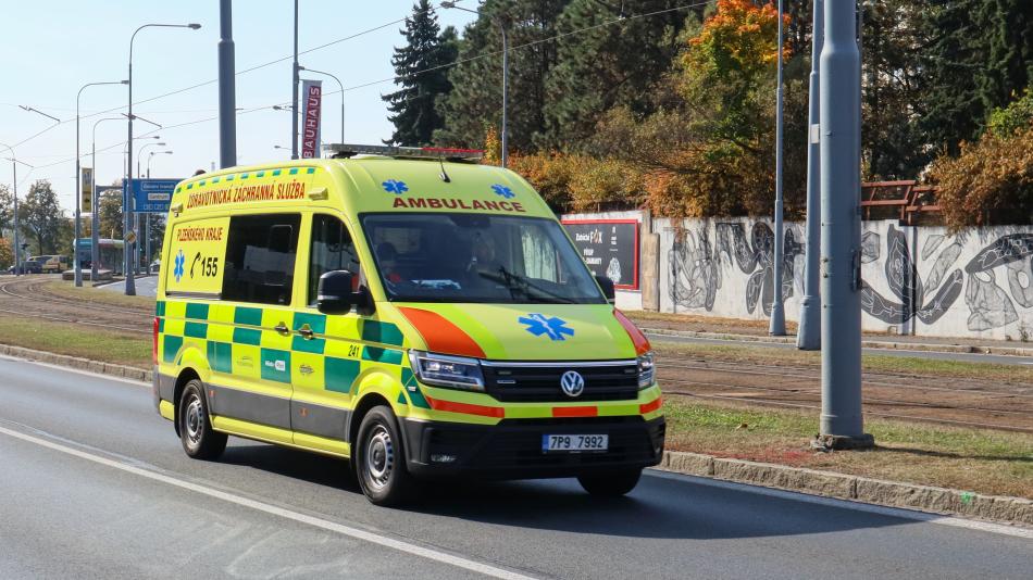 Ženu přecházející na zelenou srazilo auto. Od nehody ujelo