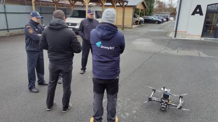 Plzeňští odborníci testují nový dron pro hašení v uzavřených prostorech