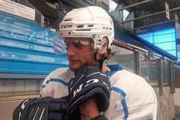 Od fanouška dostal kytaru. Učím se, ale na koncert to zatím není,...