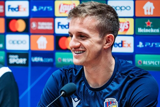 Recept na Bayern? Dostupovat k protihráčům a tlačit je zády od brány, říká Jan Kopic