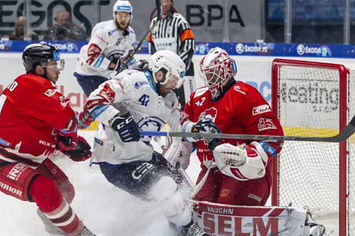 Vítězná série hokejistů nekončí. Pour se uvedl gólem, Holešinský oslavil novou smlouvu