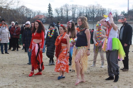 Karneval otužilců oživil v neděli pláž Velkého boleveckého rybníka