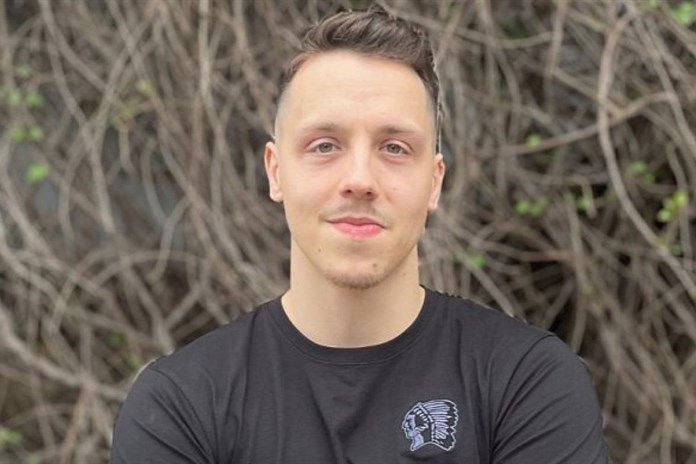 Kluci mě popichují, že asi změním přízvuk, vtipkuje hokejový obránce Tomáš Dujsík